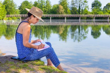 Kadın waterside doğada, yazma