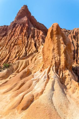 Yıpranmış yamaçları dik: Turuncu dağlar