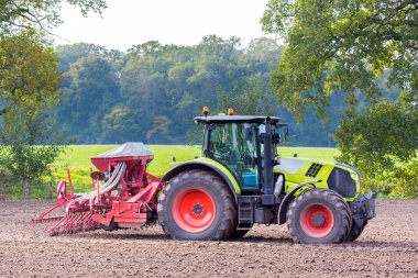 Traktör karada tarım makine ile