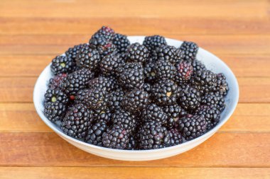 Ölçek tik masa üzerinde taze böğürtlen ile dolu