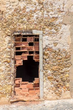 Taşlı ev duvar kapalı kapı ile