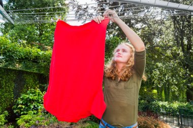 Avrupa kadın clothesline çamaşır asılı 