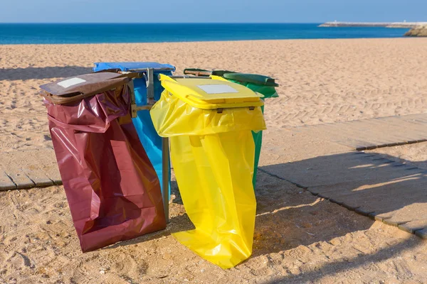 Мішки для сміття на португальському пляжі на узбережжі — стокове фото