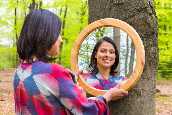 Mulher olhando para o espelho na floresta primavera — Fotografia de Stock