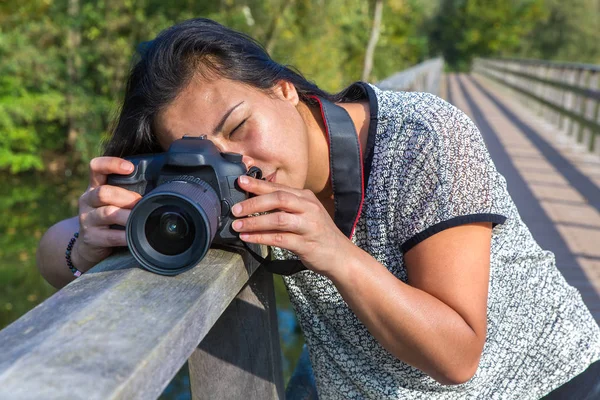 Mujer fotografiando con cámara en puente — Foto de Stock