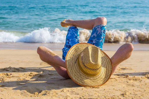 Młody mężczyzna turystycznych opalając się na plaży na morzu — Zdjęcie stockowe