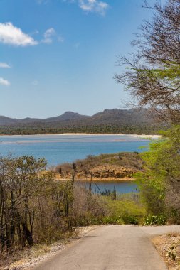 Yol gölü ve dağlarla manzara