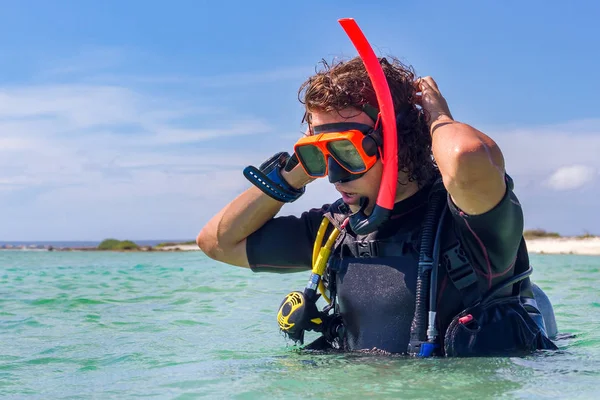 Nahaufnahme junger holländischer Taucher steht im Meer — Stockfoto