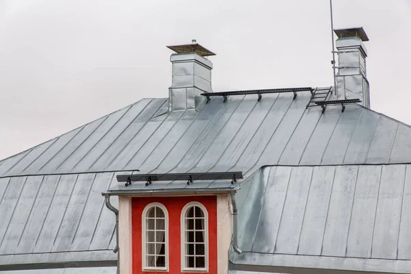Kovové zinkové střechy na domě ve Finsku — Stock fotografie