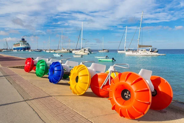 Pedal boats and sail boats by the sea with boulevar — Stock Photo, Image