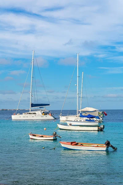 Grupo Veleros Flotando Agua Azul Del Mar Costa Bonaire — Foto de Stock