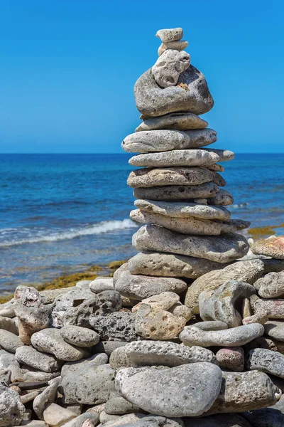 Piedras Apiladas Playa Con Mar Azul Isla Bonaire — Foto de Stock