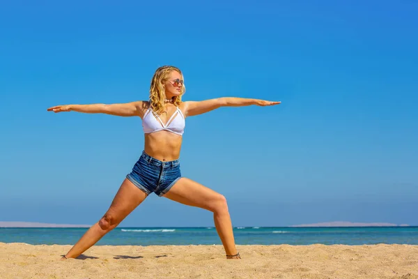 Blondynka Kaukaska Kobieta Ćwiczy Postawy Jogi Egipskiej Plaży — Zdjęcie stockowe
