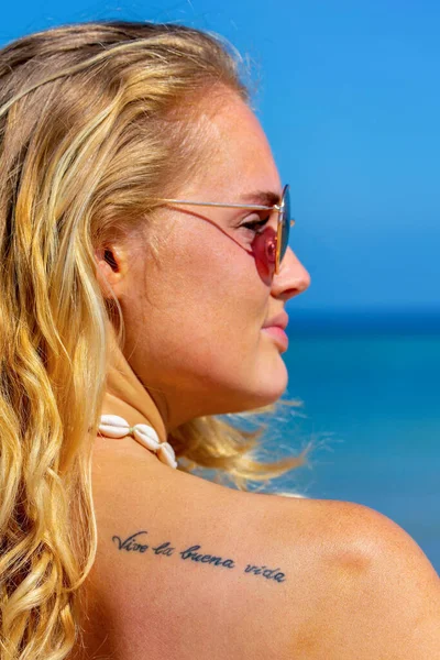 Портрет Молодой Блондинки Татуировкой Живи Хорошей Жизнью Испанском Языке Плече — стоковое фото