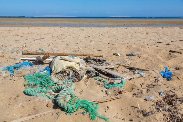 Απορρίφθηκε Σκουπίδια Στην Παραλία Κοντά Στην Ερυθρά Θάλασσα Στην Αίγυπτο — Φωτογραφία Αρχείου