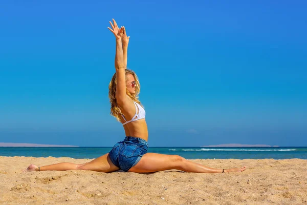 Young Blonde Dutch Woman Practices Yoga Beach — Stock Photo, Image