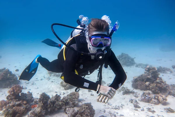 Jeune Plongeur Caucasien Flottant Sous Eau Mer Bleue — Photo