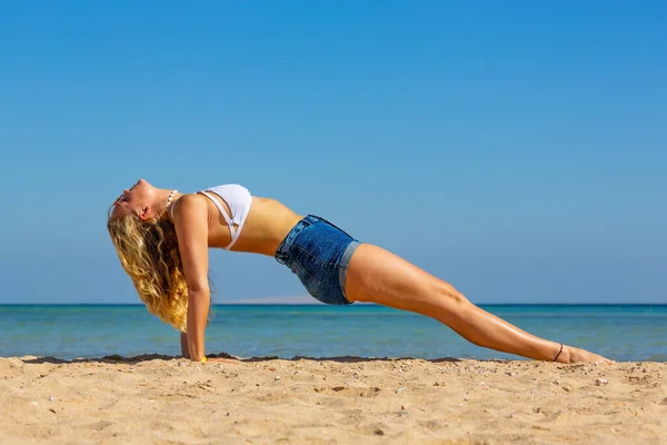 Mladý Kavkazský Žena Prkno Pozpátku Pláži Pro Jóga Cvičení — Stock fotografie