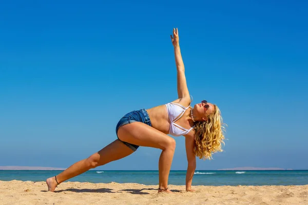 Jong Blond Nederlands Vrouw Training Yoga Pose Strand Buurt Van — Stockfoto