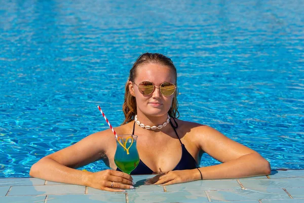 Young European Woman Holds Cocktail Drink Blue Swimming Pool — Stock Photo, Image