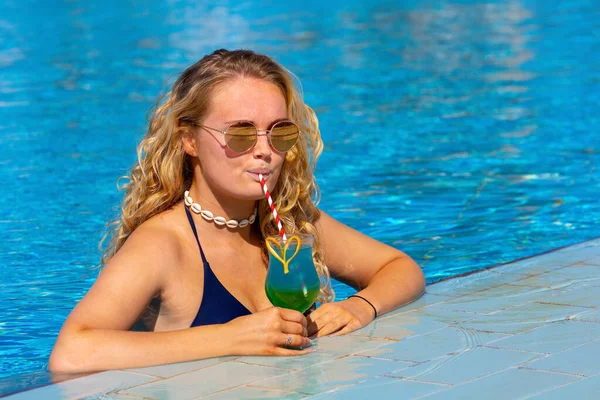 Junge Kaukasierin Trinkt Cocktail Schwimmbad lizenzfreie Stockfotos