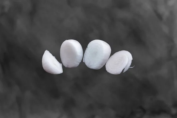 Siyah arka planda doğranmış soğan havalanması