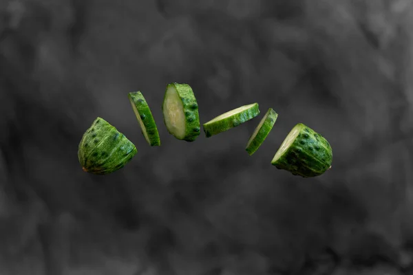 Salatalık dilimlenmiş halkalar siyah bir zemin üzerinde