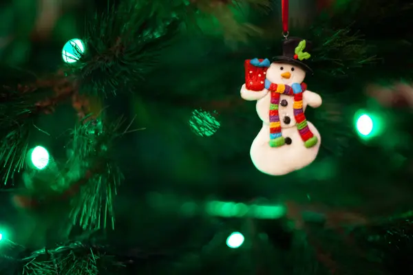 Рождественский орнамент с разряженным светом — стоковое фото