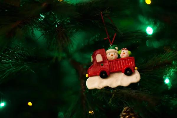 Adorno del árbol de Navidad con luces desenfocadas — Foto de Stock