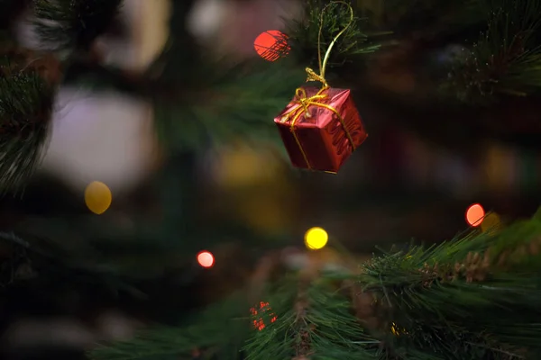 Noel ağacı süsü ve sönmüş ışıklar.