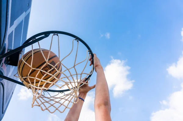 Slam dunk in street basketball — Stock Photo, Image