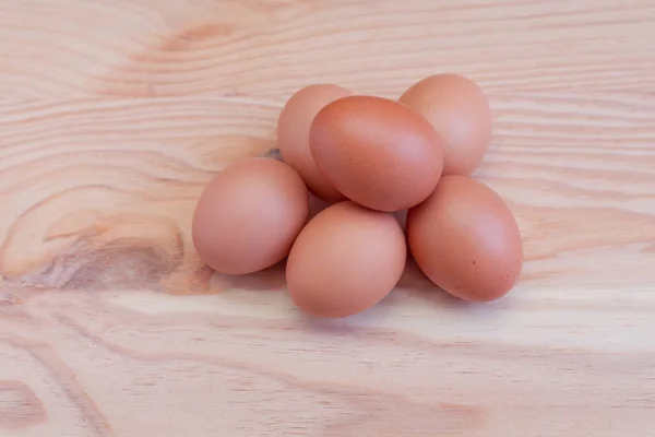 Media docena de huevos marrones en madera — Foto de Stock