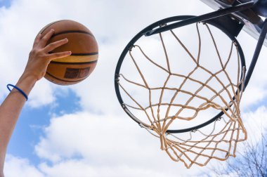 Sokak basketbolunda yat.