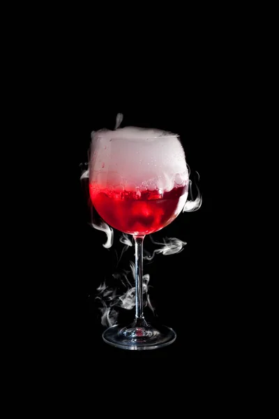 Una taza de cóctel rojo frío con humo de hielo seco — Foto de Stock