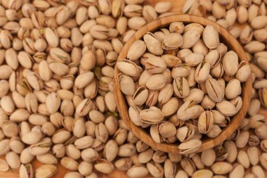 Ahşap kase kabuk antep fıstığı üst görünümü