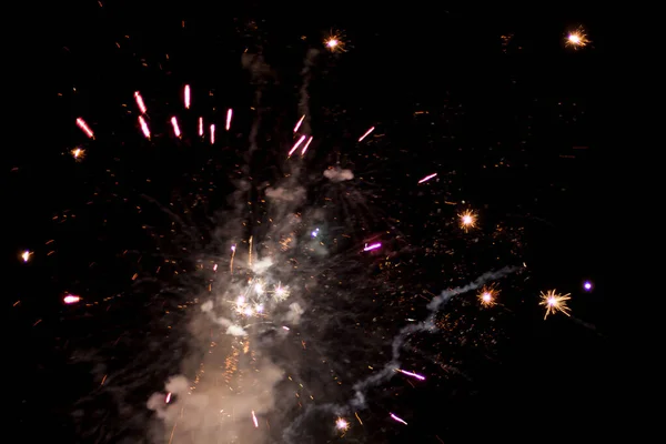 Абстрактные взрывы фейерверков — стоковое фото