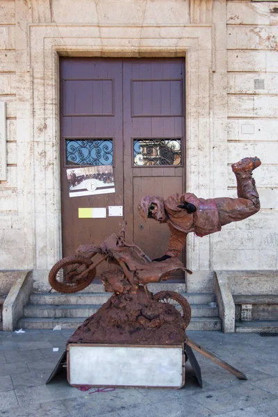 ВАЛЕНЦИЯ, Испания - 9 марта 2019 года: Уличная человеческая статуя в Валенсии, Испании, Европе, живая статуя на улице Валенсии, Испания, Европа, имитирующая акробатику на мотоцикле — стоковое фото