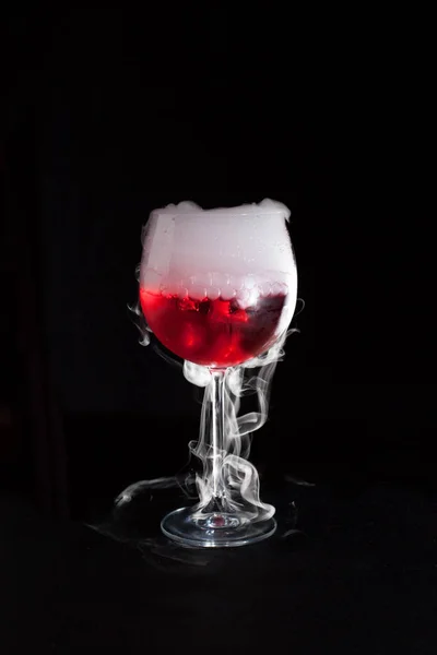 Una tazza di cocktail freddo rosso con fumo di ghiaccio secco — Foto Stock