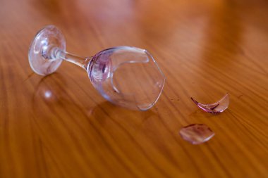 Kırık ve kirli şarap kadehi