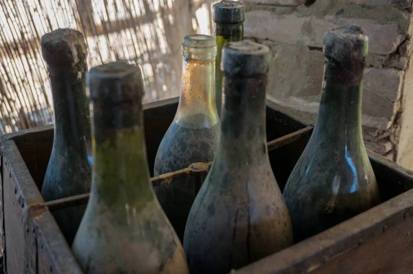 Коробка со старыми бутылками вина — стоковое фото