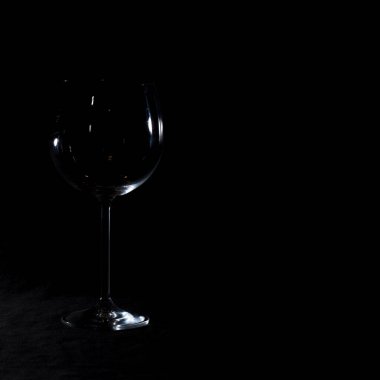 Siyah arkaplanı olan boş cam bardak