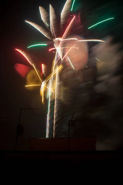 街の建物の上に夜のカラフルな花火 幸福の概念 — ストック写真