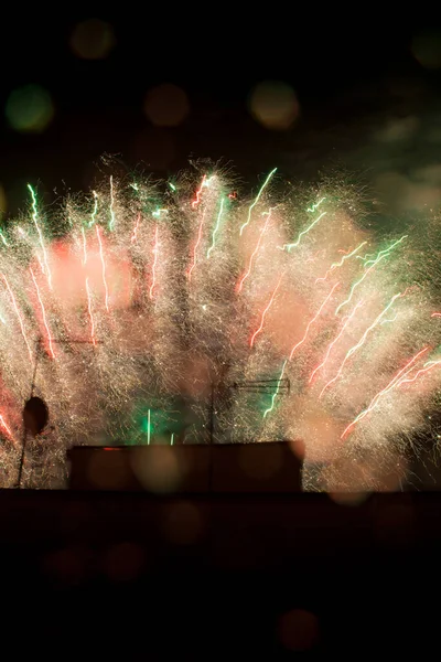 Coloridos Fuegos Artificiales Nocturnos Sobre Edificios Ciudad Concepto Felicidad —  Fotos de Stock