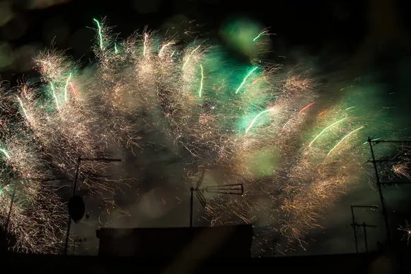 Coloridos Fuegos Artificiales Nocturnos Sobre Edificios Ciudad Concepto Felicidad —  Fotos de Stock