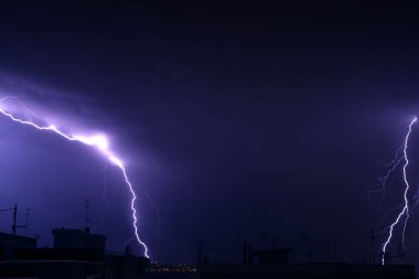 Gece fırtınası sırasında şehirde şimşek çaktı