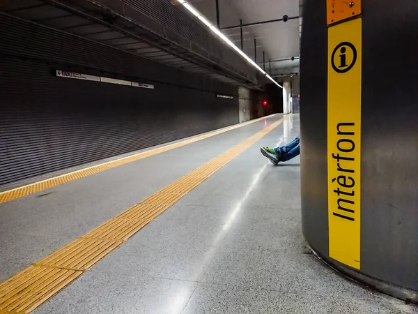 Telsiz sinyaliyle metroda bekliyor.