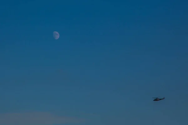 Luna Elicottero Sopra Cielo Blu — Foto Stock