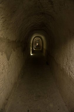 Arkasında ışık olan karanlık bir tünel.