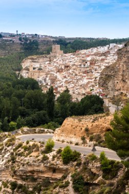 Albacete 'deki Alcala del Jucar manzarası, İspanya' daki Castilla la Mancha giriş yolundan