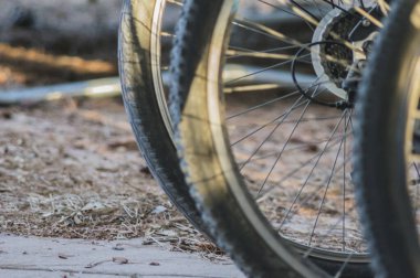 Alan arkaplanında bisiklet tekerlekleri
